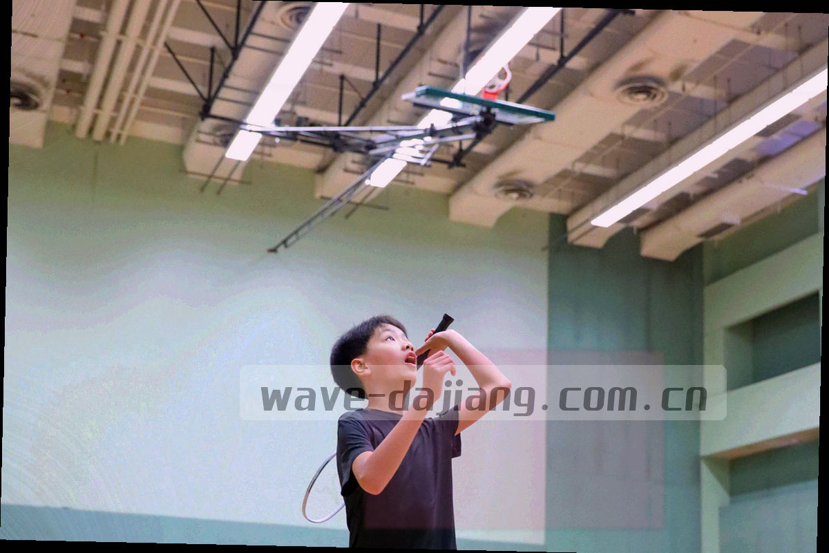 编辑工作台屏幕上排列的战报稿件与数据表格，画面经过抽象处理，没有清晰人脸
